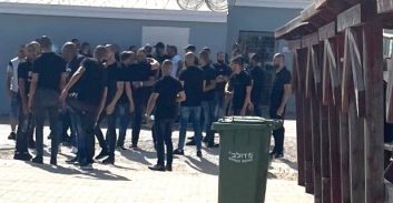 פוסטה TV: עשרות תומכים המתינו לאח של קוטייר ביציאתו מכלא השרון