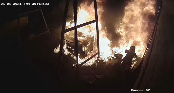 חשד: מוכר למשטרה מנתניה דרס קרוב משפחה והצית מבנים ורכב