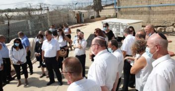שופטי בית המשפט המחוזי בחיפה ביקרו בכלא דמון