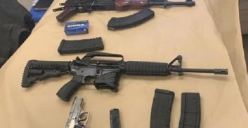 אישום: אקדח בתא הכפפות, M16 וקלצ'ניקוב במושב האחורי