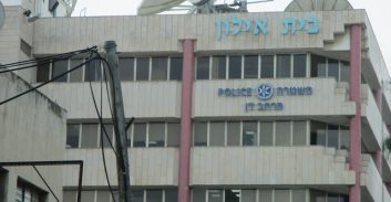 אישום: אסף מידע מ"פוסטה" ועקץ משפחות עצורים בתוך תחנות משטרה