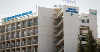 עורך דין טען שציטט מסדרת טלוויזיה וזוכה מאיום על צוות רפואי