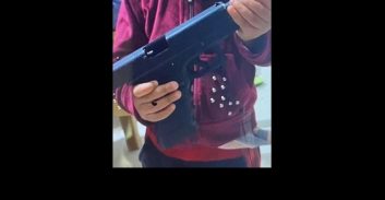 כתב אישום: סלפי עם הילדים ואמצעי לחימה