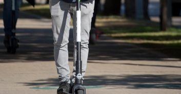 חשד בת"א: רוכב קורקינט שיכור נמלט משוטרים והתנגד למעצר