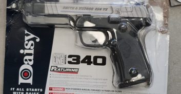 חשד: מוכר למשטרה מיפו ובני זוג מאשדוד ייבאו אקדח בחבילת דואר מפלורידה