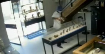 פוסטה TV: נאשם בשוד חנות תכשיטים באיומי אקדח אוויר