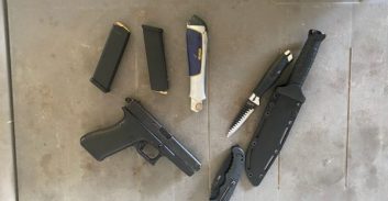 שלושה מחדרה ונתניה נעצרו בחשד להחזקת אקדח וסכינים