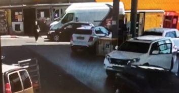 צפו בסרטון: צעיר פלסטיני גונב רכב מונע מתחנת דלק בשוהם