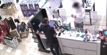 מוכר בחנות סלולר חשוד בעוקץ אשראי של קשישים