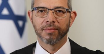 לוד: נעצר בחשד שתקף את ראש העיר במהלך הקפות שמחת תורה