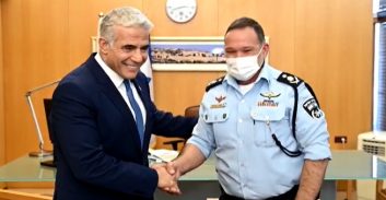 יאיר לפיד למפכ"ל שבתאי: "לשוטרים שתפסו את המחבלים לא היו חגים"