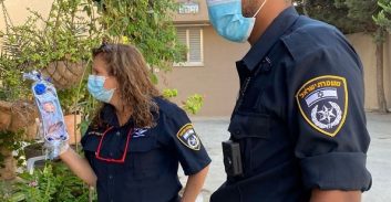 מתנדבי משטרה חילקו עוגות ומאפים למבודדי קורונה בפרדיס ופרדס חנה