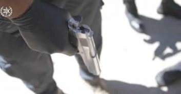 קבלן נעצר על איומים באקדח ושוחרר כי המשטרה לא בדקה מצלמות אבטחה