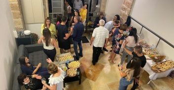 עורכי הדין ג'ורג' חילו וכריסטיאן דיק מציגים את המשרד החדש בנמל יפו