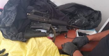 אישה נעצרה בחשד שהחזיקה M16 ותחמושת בחדר של ילדיה הקטינים