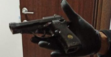 שני מוכרים למשטרה מבאר שבע נעצרו בחשד להחזקת אקדח וסמים