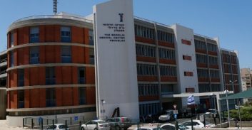 חשד: בניו של קורבן דקירה פרצו לניידת משטרה וגנבו ראיות