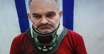 אישום: רצח את אשתו וחתך את ידה כדי לביים התאבדות