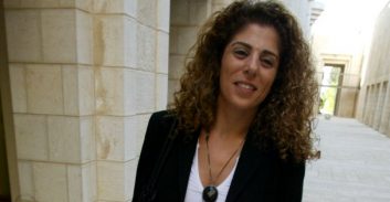 פרקליט בכיר תובע את עו"ד כנרת בראשי בטענה שייחסה לו נטיות פדופיליות