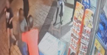 כתב אישום: קופאי בסופרמרקט תקף לקוח שיכור עם חרב ופטיש