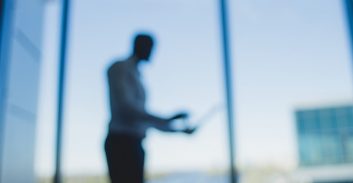 השליח במשרד גורניצקי הורשע בזיוף צ'קים של עורכי הדין