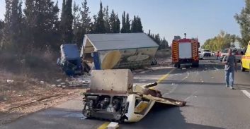 צלם טלוויזיה נהרג בתאונת דרכים בין משאית לרכב פרטי בכביש 4