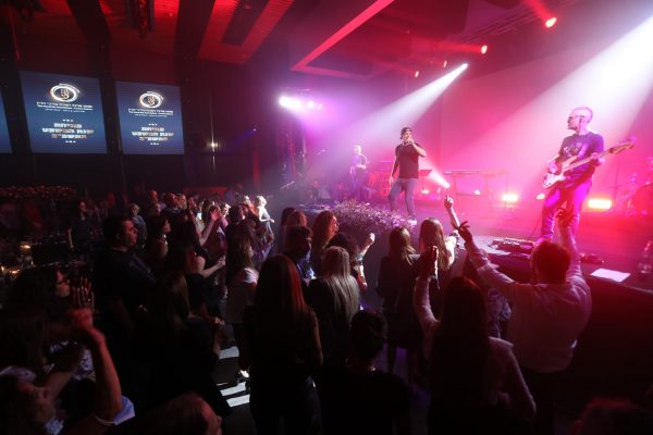 אישום: הונה חברות למכירת כרטיסים למופעים במאות אלפי שקלים