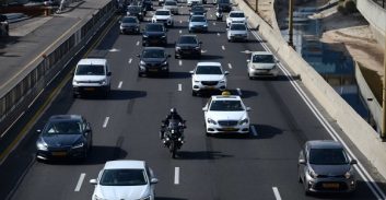 הסדר מותנה לנהג שעצר באמצע נתיבי איילון והתפרע בלי חולצה