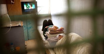 אישום: אסירה משוחררת איימה על סוהרת והטרידה אותה