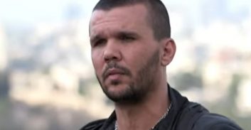 אישום: שוטר יס"מ מהסדרה "מחוז ירושלים" תקף אבא של חשוד ושבר את אפו