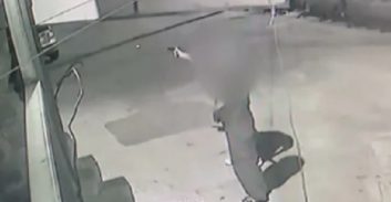 אישום: אסיר משוחרר סחט איש עסקים וירה על משרדו כי לא הגיש לו קפה