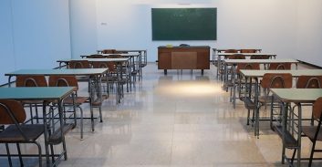 שוחררה למעצר בית המורה החשודה בהטרדה מינית של תלמידתה