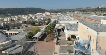 על החיים ועל המוות במרפאה של כלא צלמון