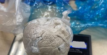 אסיר משוחרר נעצר בחשד להחזקת מאות מנות הרואין