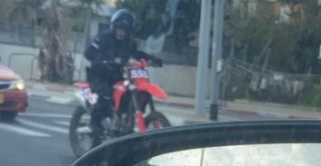 הסדר לנאשם שתיעד שוטר מחרים את אופנועו ונוסע עליו שלא כדין
