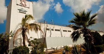 סוהר ואשתו נעצרו בחשד להעברות סמים וטלפונים לראש ארגון פשע ידוע