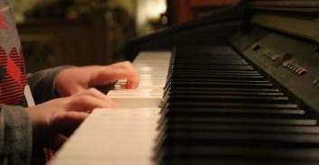 מורה למוזיקה נעצר בחשד למעשים מגונים בתלמיד