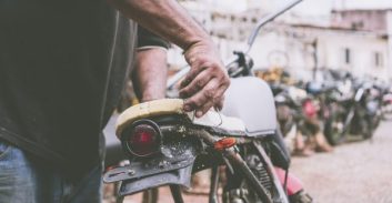 ראשל"צ: קנס של 25 אלף שקל לבעל מוסך אופנועים שהמשיך להפעילו למרות צו סגירה