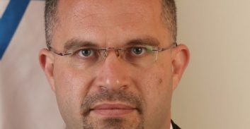 שופט הרשיע נאשם באיומים שטען להגנה עצמית על רקע כבוד המשפחה