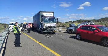 הרוג בתאונה בין משאית לשבעה כלי רכב סמוך למעגן מיכאל