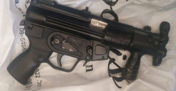 צעיר מרמלה חשוד בהחזקת תת-מקלע שמשמש כוחות מיוחדים בעולם