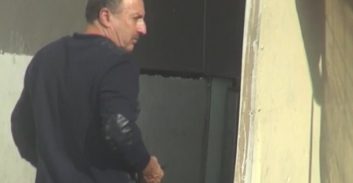 סרטון חדש: חכרוש מקבל חבילות של מוצרי מאפה מבית עסק בקריות