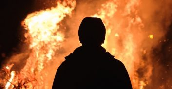 בית משפט שחרר את הפירומן מנשר, רעולי פנים עשו בו לינץ'