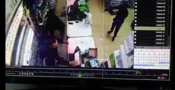 צפו: רעולי פנים שדדו סופרמרקט בטמרה באיומי אקדח