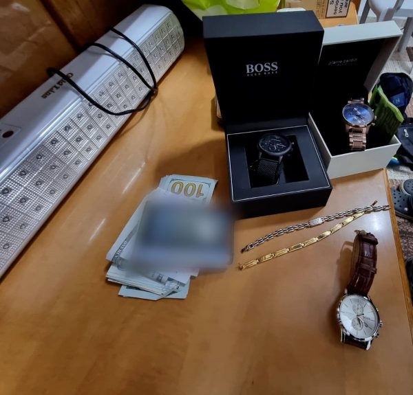 חשד: מוכר למשטרה שדד שעוני יוקרה מקורבנות שפותו על ידי צעירה