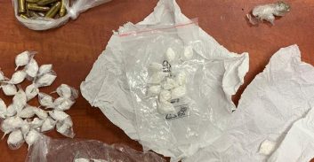 חשד: מוכרת למשטרה נתפסה עם עשרות גרמים של קוקאין ותחמושת