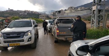 חשד: צעיר מבענה שניסה לברוח מבלשים במטע זיתים התנגש בניידת