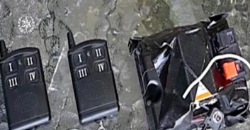 כתב אישום: העבירו מסר באמצעות מטען בפתח דירתה של בת 67