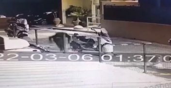 פתח תקווה: צפו באלמוני מטמין מטען באופנוע שהתפוצץ