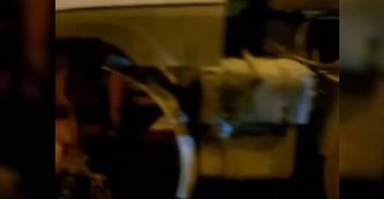 צפו: נהג על משאית פולטריילר ללא גלגל קדמי ונעצר